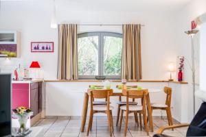 a kitchen with a table and chairs and a window at Dünenhof DÜNENHOF Whg. D-11 in Wustrow