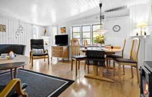 cocina y sala de estar con mesa y sillas en Stunning Home In Asns With Kitchen, en Asnæs