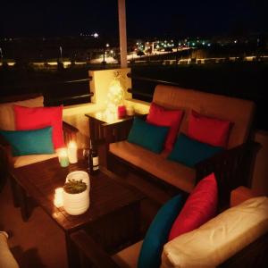 un balcón con sofás y una mesa con velas en Hestía Vera Mar Tu hogar de playa lejos de casa, en Vera