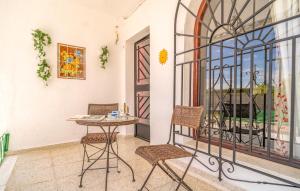 tavolo e sedie in una stanza con finestra di Amazing Home In Alcala La Real With Wi-fi ad Alcalá la Real