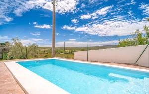 una piscina nel cortile di una casa di Amazing Home In Alcala La Real With Wi-fi ad Alcalá la Real