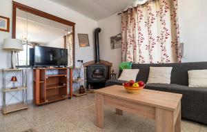 un soggiorno con divano, TV e tavolo di Amazing Home In Alcala La Real With Wi-fi ad Alcalá la Real