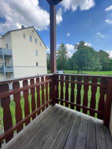 een balkon met een houten leuning en een gebouw bij Pretty Home Chemnitz Süd in Chemnitz