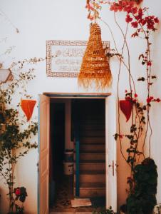 a small entrance to a bathroom in a building at Maison Albatros in Mahdia