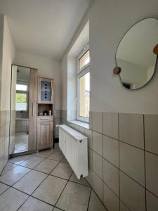 開姆尼茨的住宿－Pretty Home Chemnitz Süd，一间带镜子和水槽的浴室