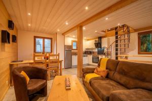Posezení v ubytování Le Chalet Lovecy - Vue sur les montagnes 4/5 pers
