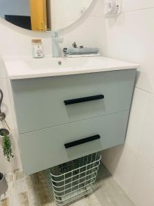 łazienka z umywalką i koszem pod nią w obiekcie Pontevedra Apartments - Peregrina Family Suite w mieście Pontevedra +37 zdjęć