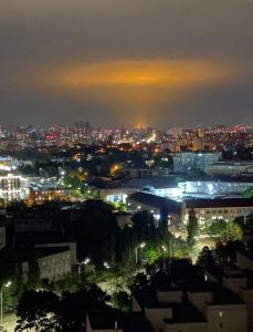 uitzicht op een stad 's nachts met verlichting bij Sweet2sleep in Kiev