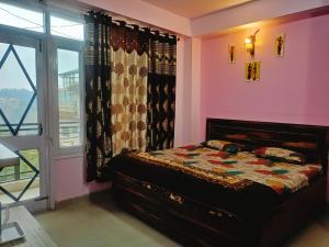 Llit o llits en una habitació de Shree Shimla Stays