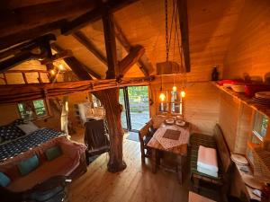 una vista aérea de una habitación en una cabaña de madera en Treehouse Family en Ořešín