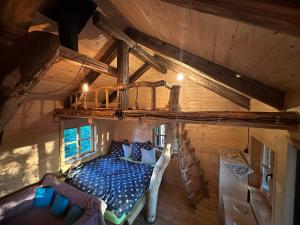 una vista aérea de un dormitorio en una cabaña en Treehouse Family en Ořešín