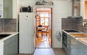 Kuchyň nebo kuchyňský kout v ubytování Nice Home In Kjerstad With House A Panoramic View