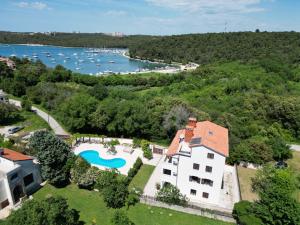 an aerial view of a house with a swimming pool at Green House Villa with Pool in Banjole