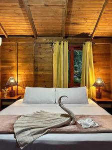 Un dormitorio con una cama con una serpiente. en Posada Ecologica La Abuela en La Laguna
