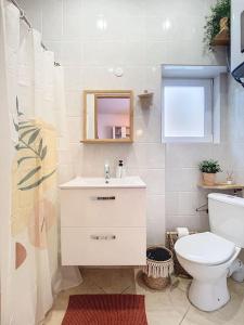 Bilik mandi di Maison cosy dans un quartier calme