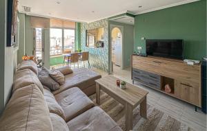 Una sala de estar con un sofá y un televisor de pantalla plana. en Awesome Apartment In Santa Pola, en Santa Pola