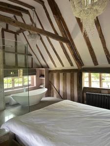 Un pat sau paturi într-o cameră la Charming 500-Year-Old Farmhouse - Modern Comforts