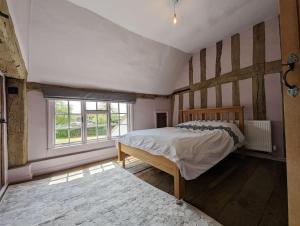 Krevet ili kreveti u jedinici u objektu Charming 500-Year-Old Farmhouse - Modern Comforts