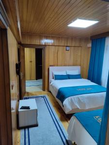a bedroom with two beds on a boat at Karagöz Süit in Uzungöl