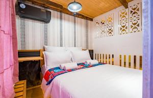 1 dormitorio con 1 cama blanca grande y TV en Apart View Hotel & Spa en Tiflis