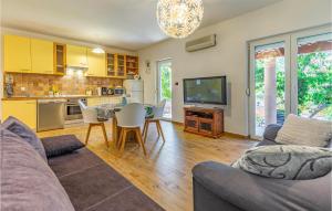 un soggiorno con un divano e un tavolo di 2 Bedroom Awesome Apartment In Medulin a Medulin Altre 30 foto