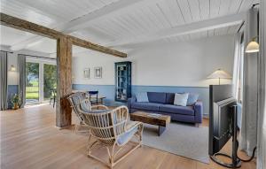 Χώρος καθιστικού στο Cozy Apartment In Humble With Kitchen
