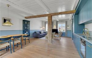 Χώρος καθιστικού στο Cozy Apartment In Humble With Kitchen