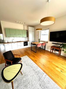 Una gran sala de estar con mesa y sillas. en Green Home, en Tarnowskie Góry