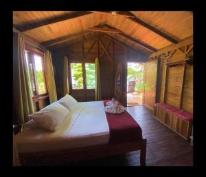 een slaapkamer met een groot bed in een kamer bij Posada Ecologica La Abuela in La Laguna