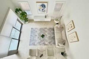 una vista aérea de una sala de estar con paredes blancas en Spacious 4BR/4BA Home in Irvine en Irvine