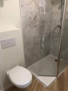 Ένα μπάνιο στο Appartement lumineux tout équipé