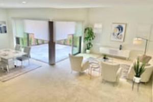 sala de estar con sillas blancas y mesa en Spacious 4BR/4BA Home in Irvine en Irvine