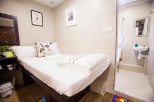 Bilik mandi di Joyous Guest House