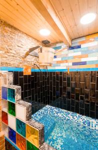 una piscina con azulejos de colores en la pared en Apart View Hotel & Spa en Tiflis