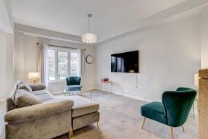 a living room with a couch and two chairs at Niagara Falls Luxury Living - 8 GUEST HOUSE in Niagara Falls