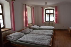 Katil atau katil-katil dalam bilik di Chalupa u Soňi