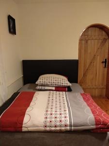 A bed or beds in a room at Dom z ogrodem w malowniczej okolicy Bieszczady
