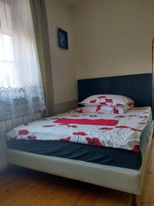 A bed or beds in a room at Dom z ogrodem w malowniczej okolicy Bieszczady