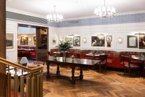 un restaurante con sillas rojas y una mesa en The White Hart Hotel Lincoln, en Lincoln