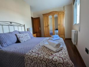 um quarto com uma cama com duas toalhas em Noly Apartamento em Monforte de Lemos