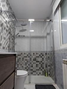łazienka z przeszklonym prysznicem i toaletą w obiekcie Noly Apartamento w mieście Monforte de Lemos