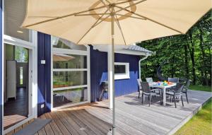 eine Terrasse mit Tisch und Sonnenschirm in der Unterkunft Lovely Home In Krems Iiwarderbrück in Göls + 26 Fotos