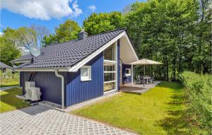 ein blaues winziges Haus mit Hinterhof in der Unterkunft Stunning Home In Krems Ii-warderbrck With Sauna in Göls