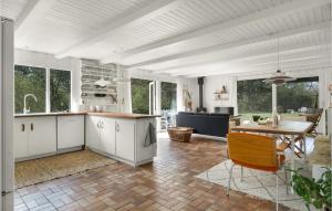 cocina y sala de estar con mesa y sillas en 3 Bedroom Cozy Home In Nykbing Sj, en Nyrup