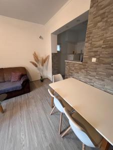 sala de estar con mesa y sofá en Apartment Relax, en Stolac