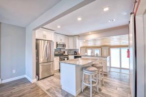 eine Küche mit Kühlschrank und Arbeitsplatte in der Unterkunft Mystic Island waterfront oasis in Little Egg Harbor Township