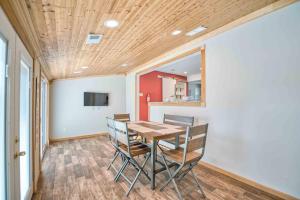 ein Esszimmer mit Tisch und Stühlen in der Unterkunft Mystic Island waterfront oasis in Little Egg Harbor Township