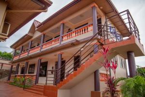 una imagen de una casa con balcón en Dominion Embassy Lodge en Takoradi