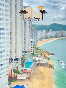 eine Luftansicht auf einen Strand mit Gebäuden und das Meer in der Unterkunft Suites Omega Torres Gemelas in Acapulco