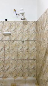 a bathroom with a stone wall with a light at Casa en san Cristobal in Puerto Baquerizo Moreno